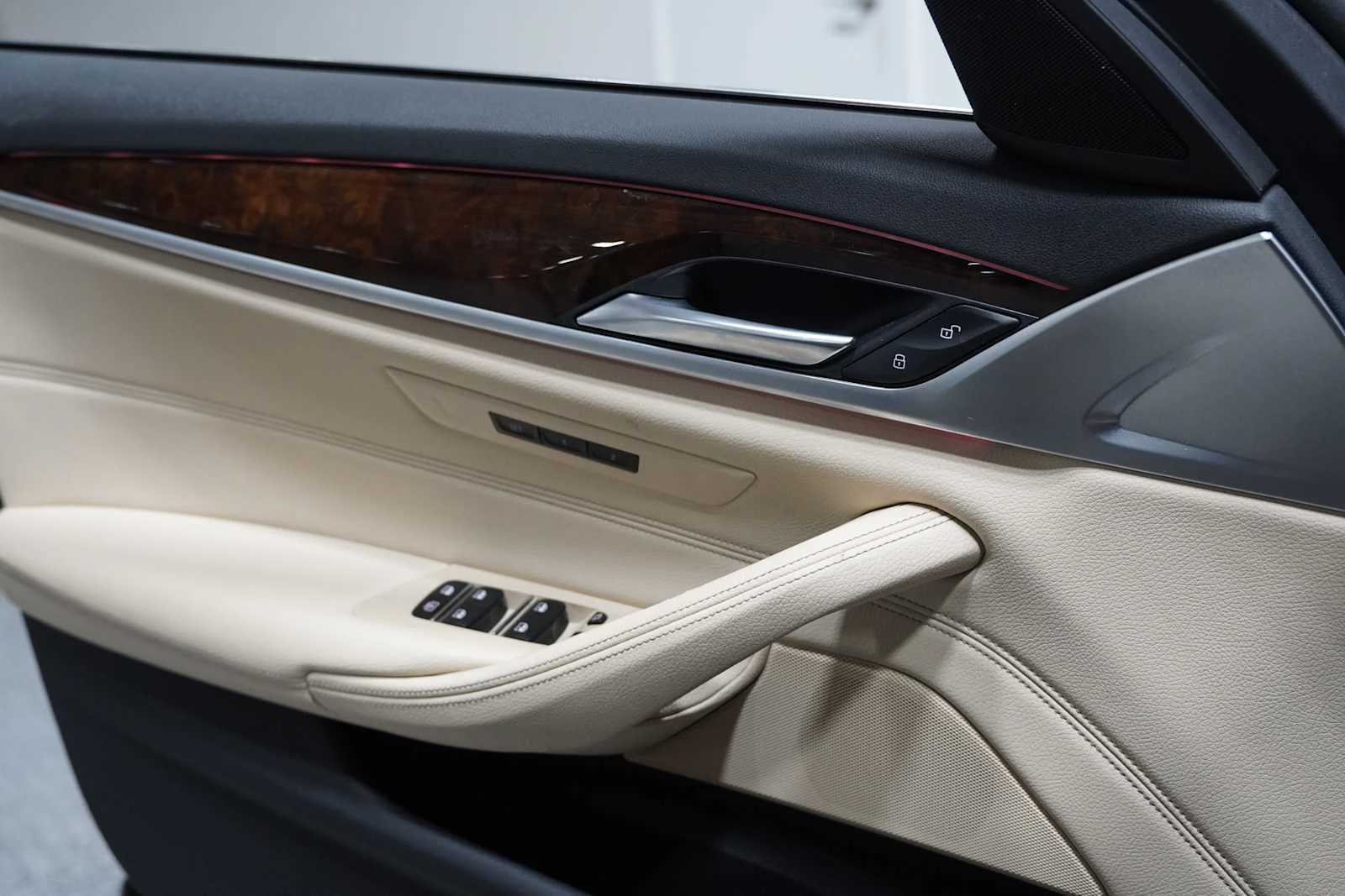 Used 2019 Black Sapphire Metallic BMW 530i image 13