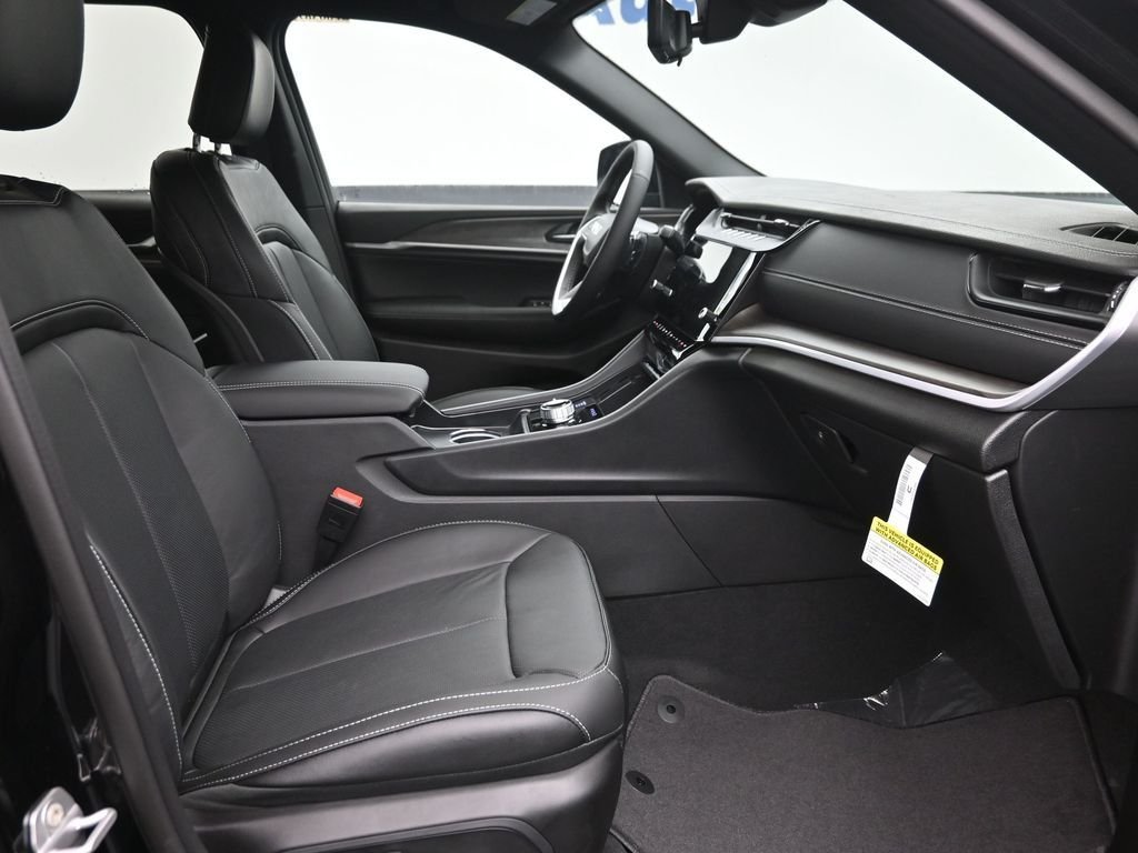New 2026 Diamond Black Crystal Pearl-Coat Exterior Paint Jeep Limited Reserve image 9