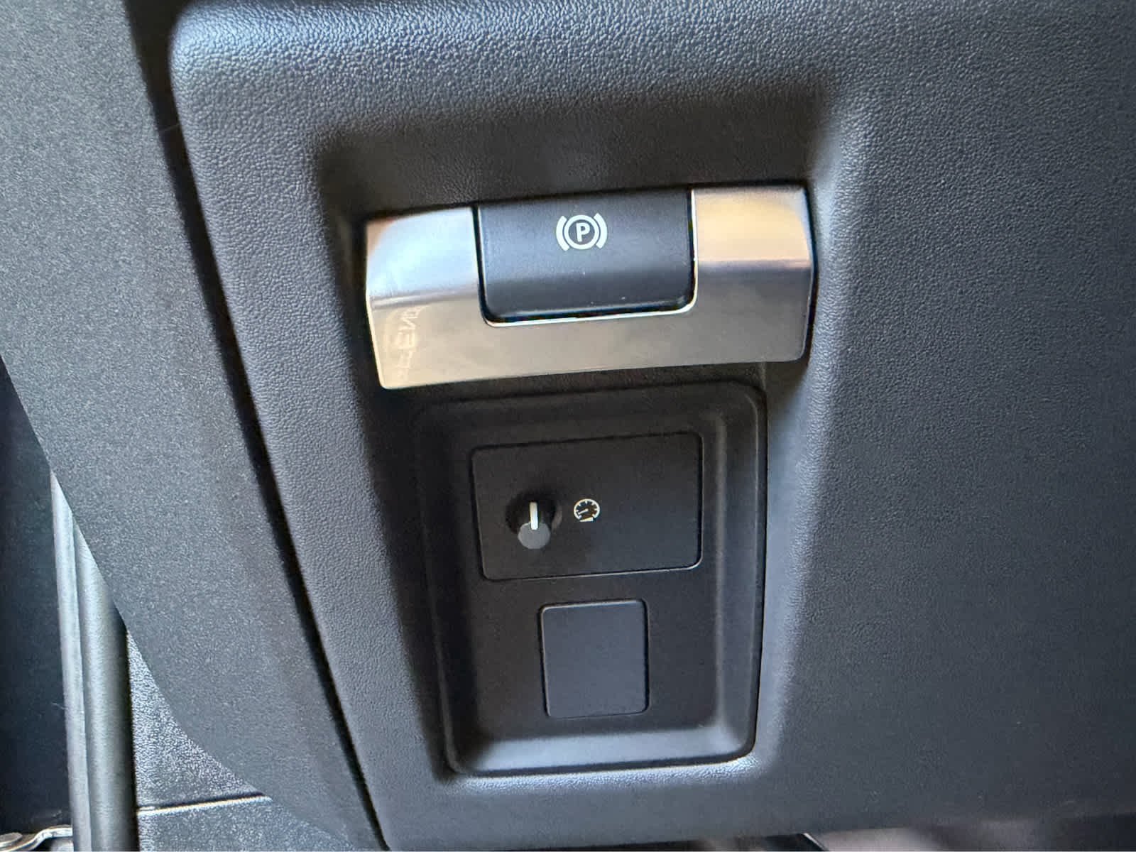 Certified Used 2025 Santorini Black Metallic Land Rover X image 19