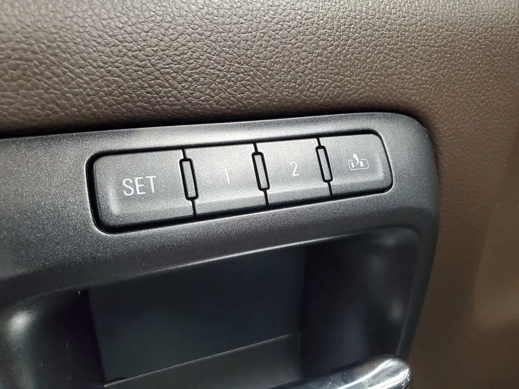 Used 2018 IRIDESCENT PEARL TRICOAT Chevrolet LTZ image 9