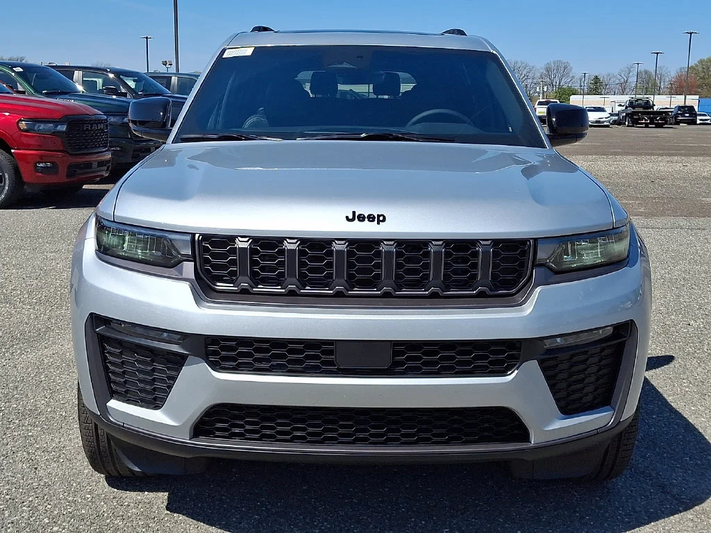New 2026 Silver Zynith Exterior Paint Jeep Limited image 2