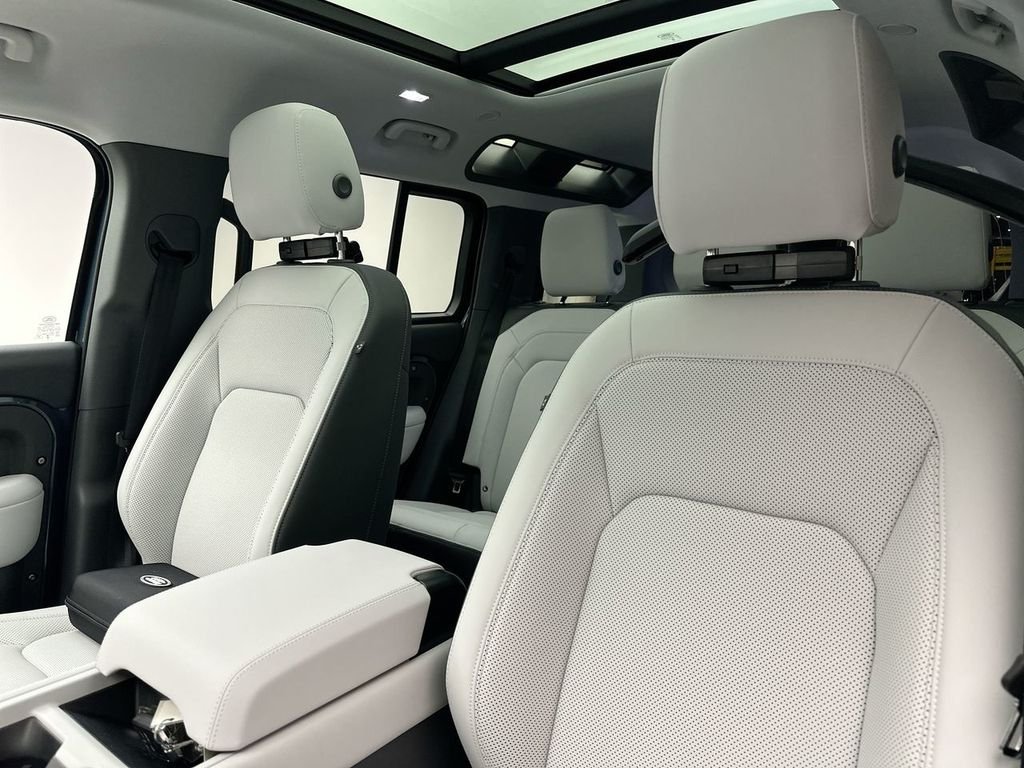 Used 2025 Tasman Blue Metallic Land Rover S image 9