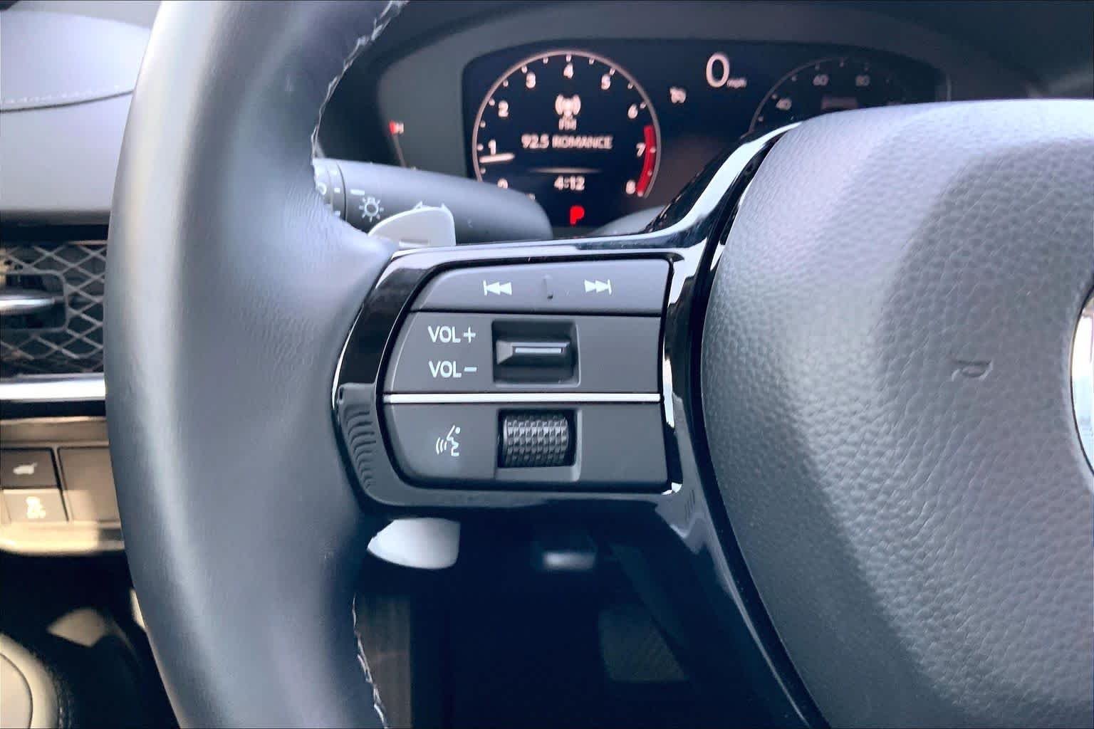 Used 2025 Platinum White Pearl Acura  image 23