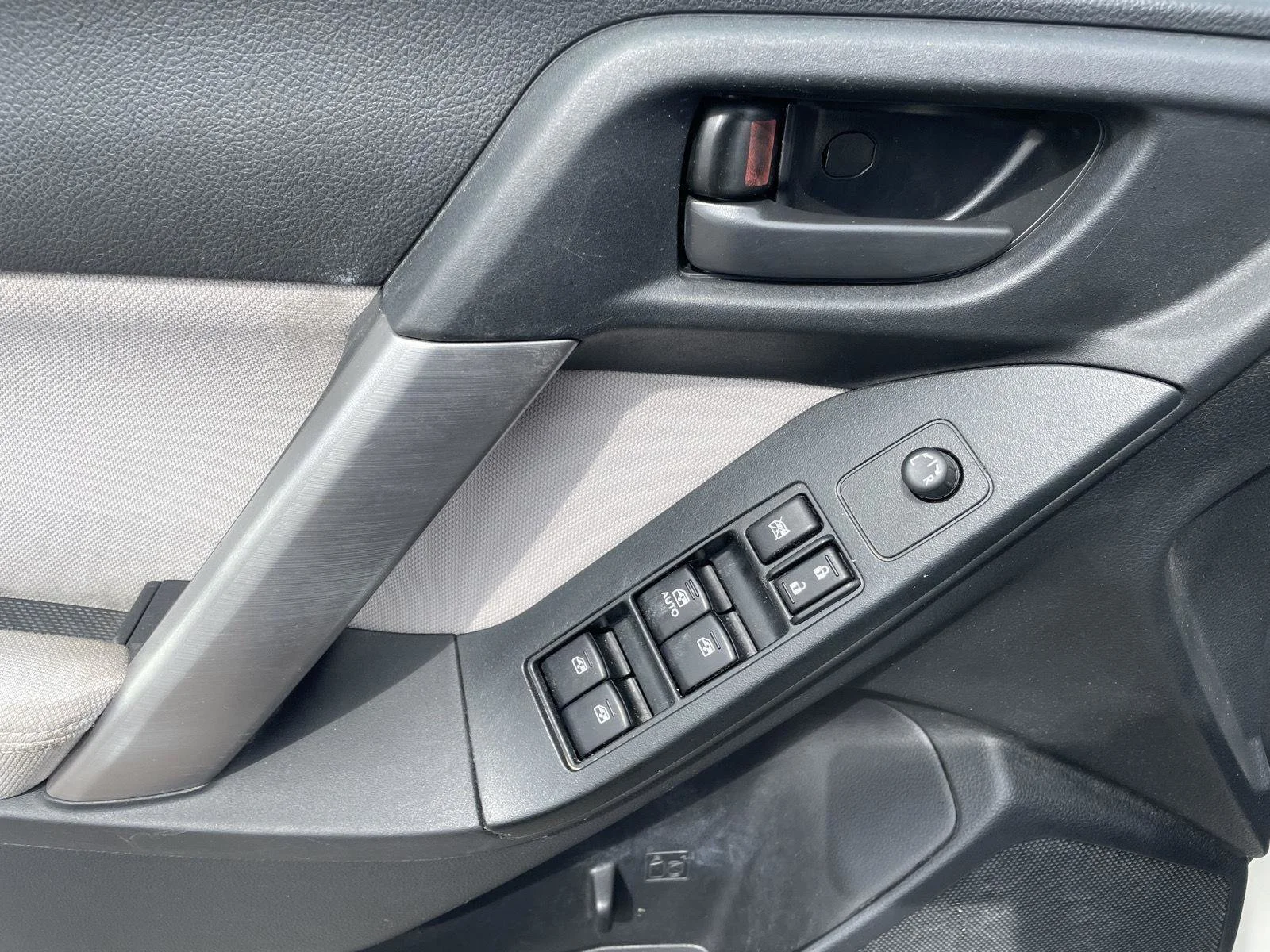 Used 2015 Satin White Pearl Subaru 2.5i Premium image 7