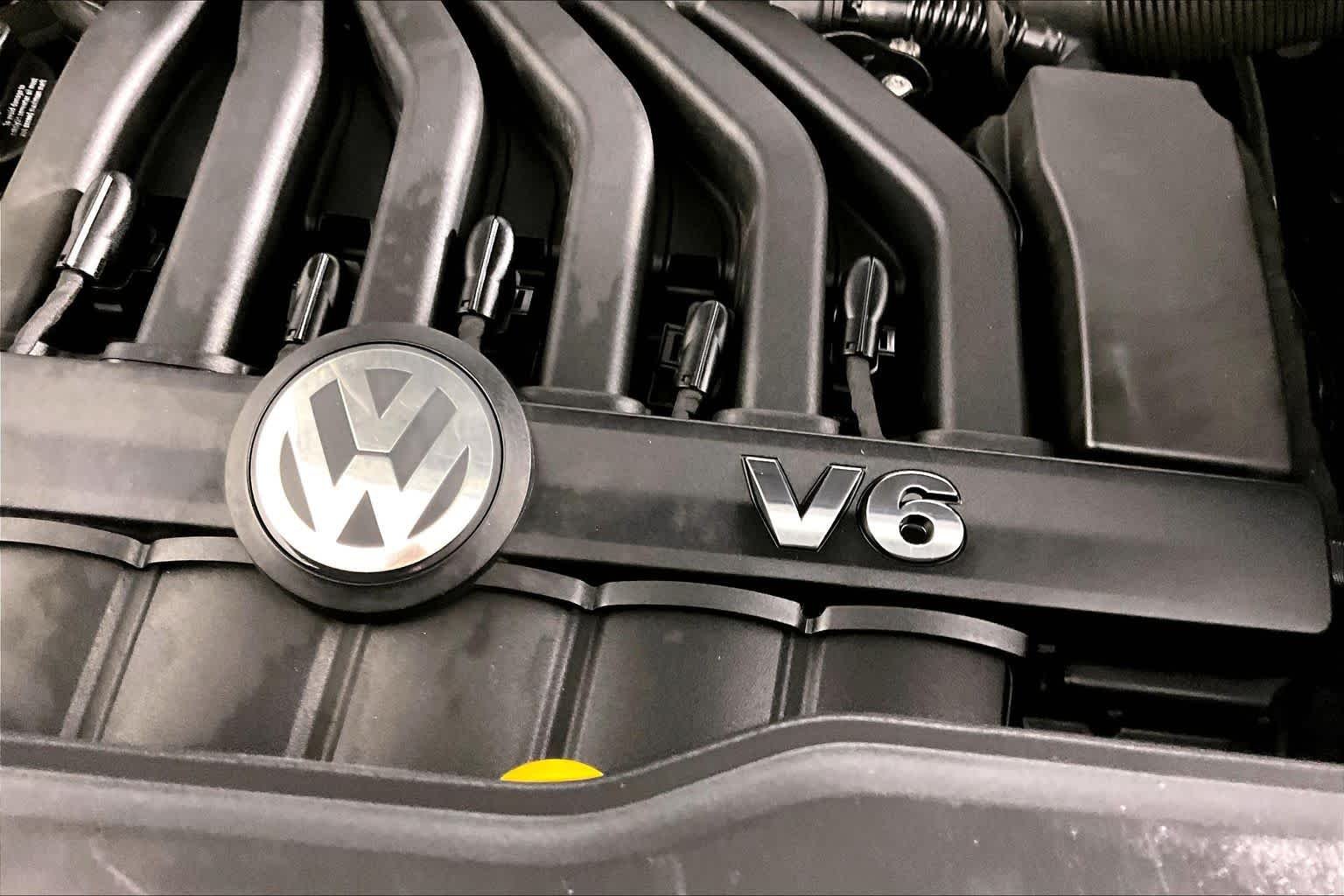 Used 2018 Platinum Gray Metallic Volkswagen 3.6L V6 SE w/Technology image 32