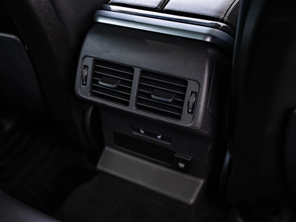 Used 2019 Santorini Black Metallic Land Rover R-Dynamic SE image 38