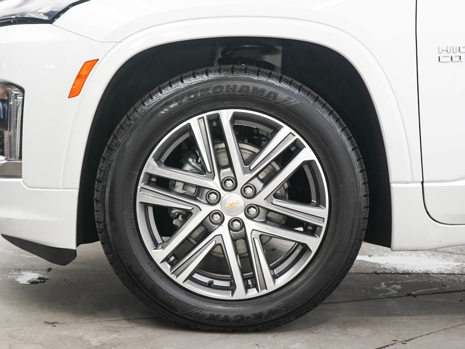 Used 2023 IRIDESCENT PEARL TRICOAT Chevrolet High Country image 32