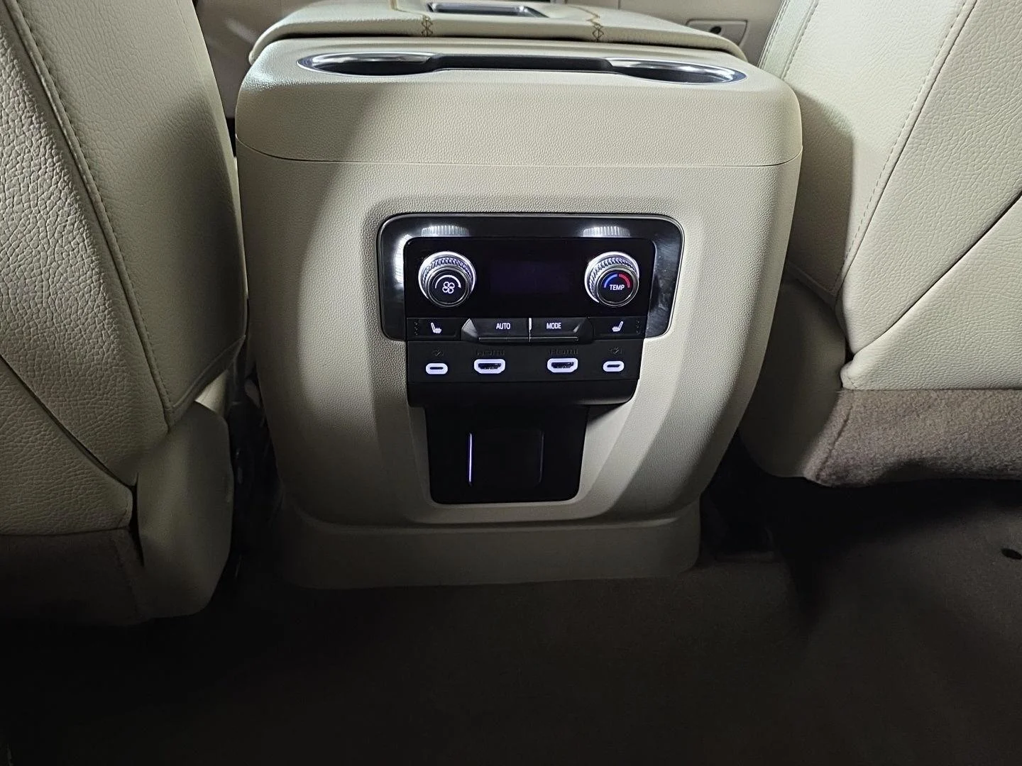 Used 2024 White Frost Tricoat GMC Denali image 34