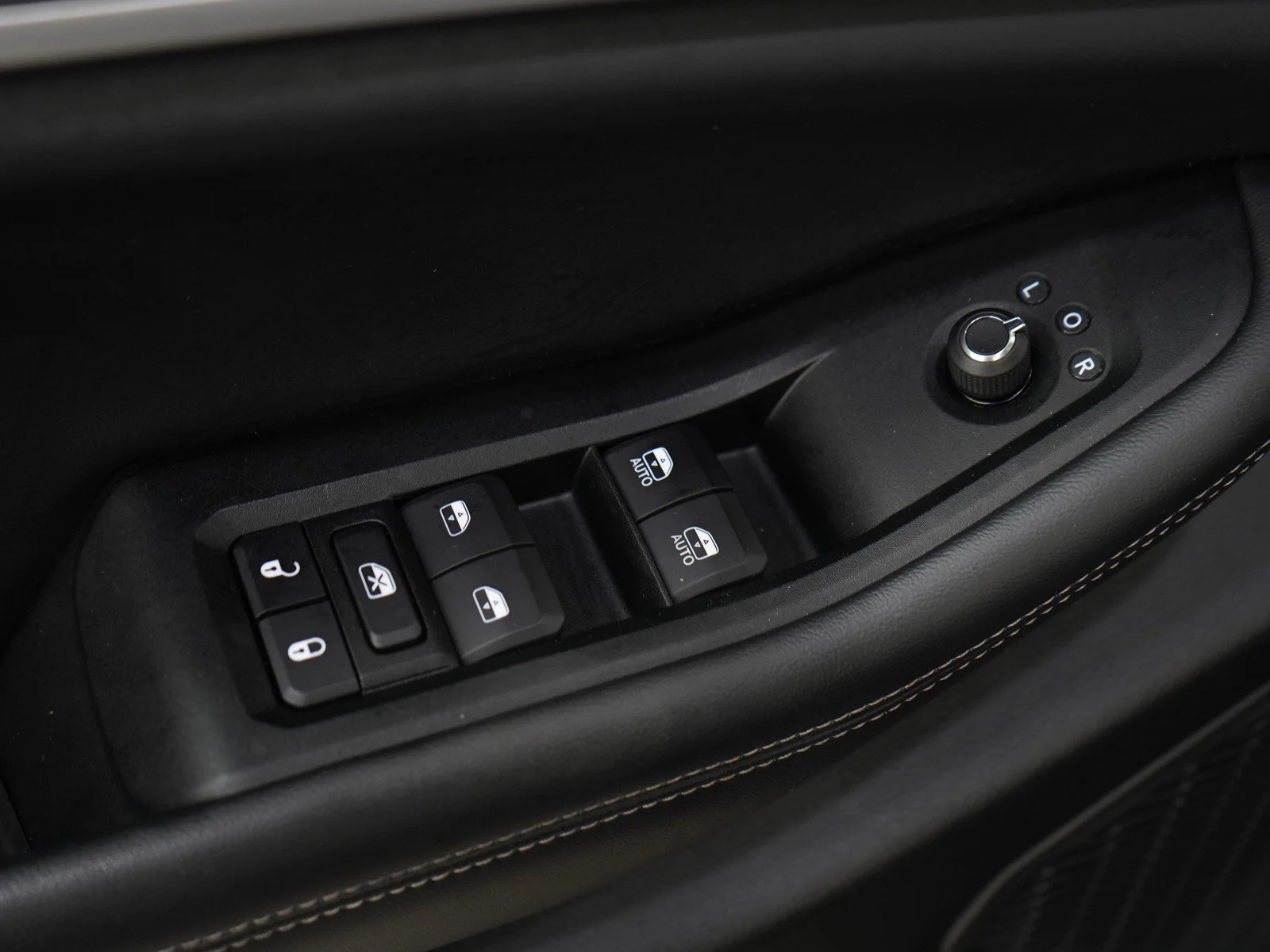Used 2024 Diamond Black Crystal Pearlcoat Jeep Limited image 21