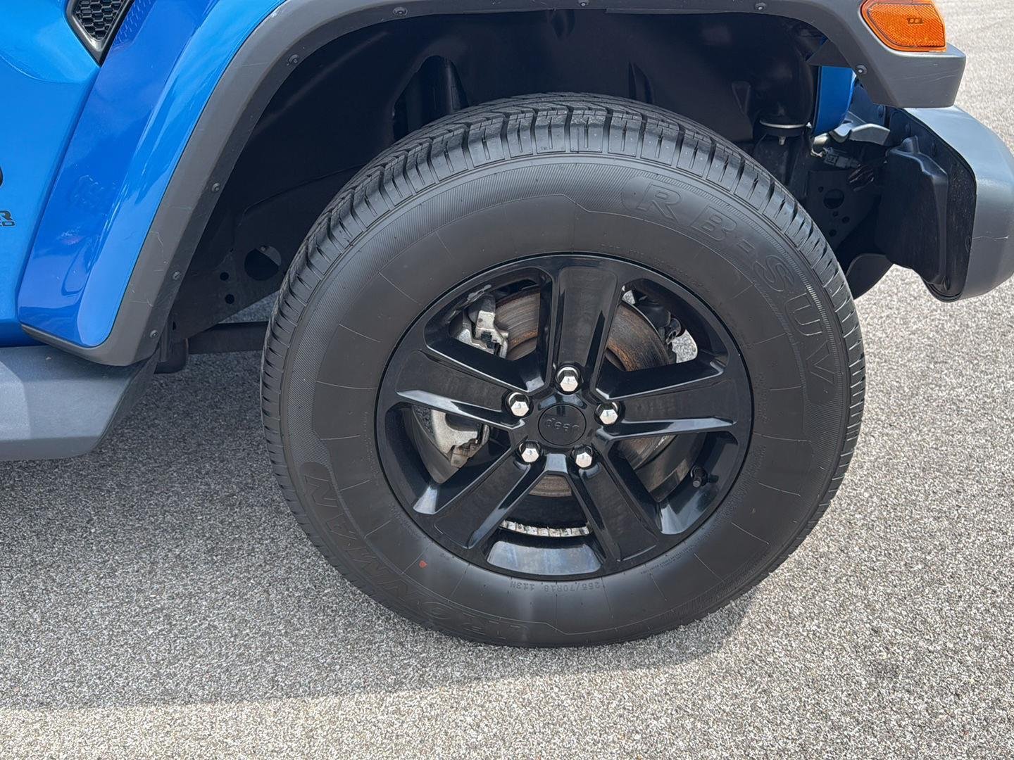 Used 2022 Hydro Blue Pearlcoat Jeep Unlimited Sahara Altitude image 13