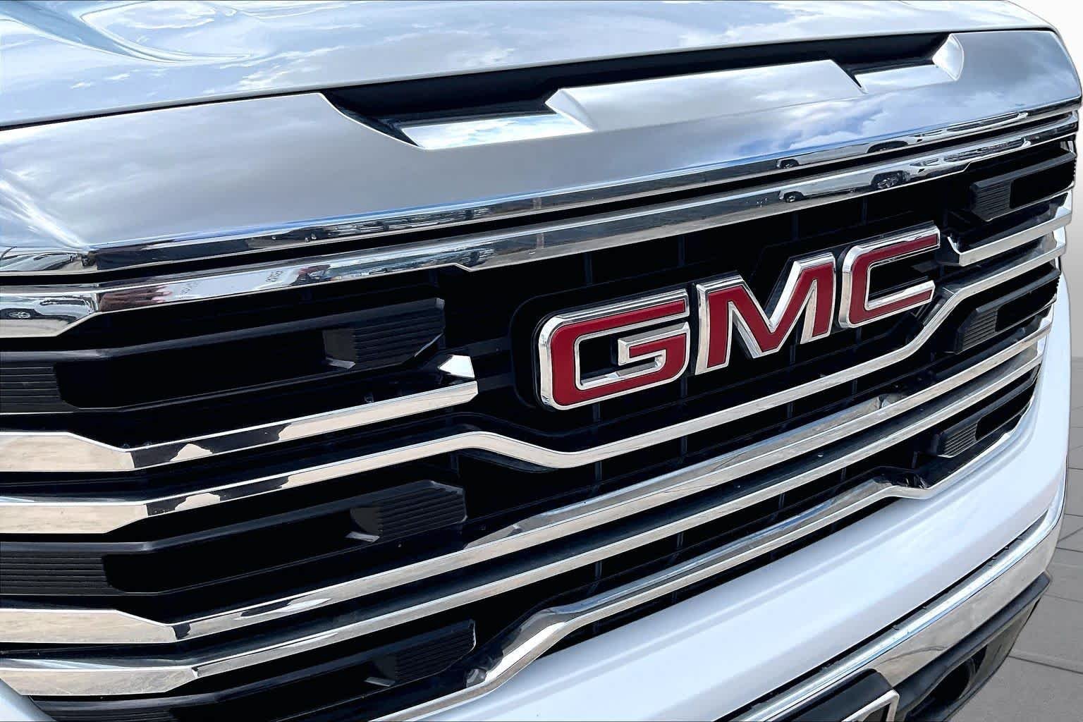 Used 2025 Summit White GMC SLT image 30
