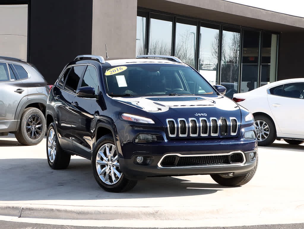 Used 2016 Jeep Cherokee Limited with VIN 1C4PJMDB5GW235113 for sale in Naperville, IL