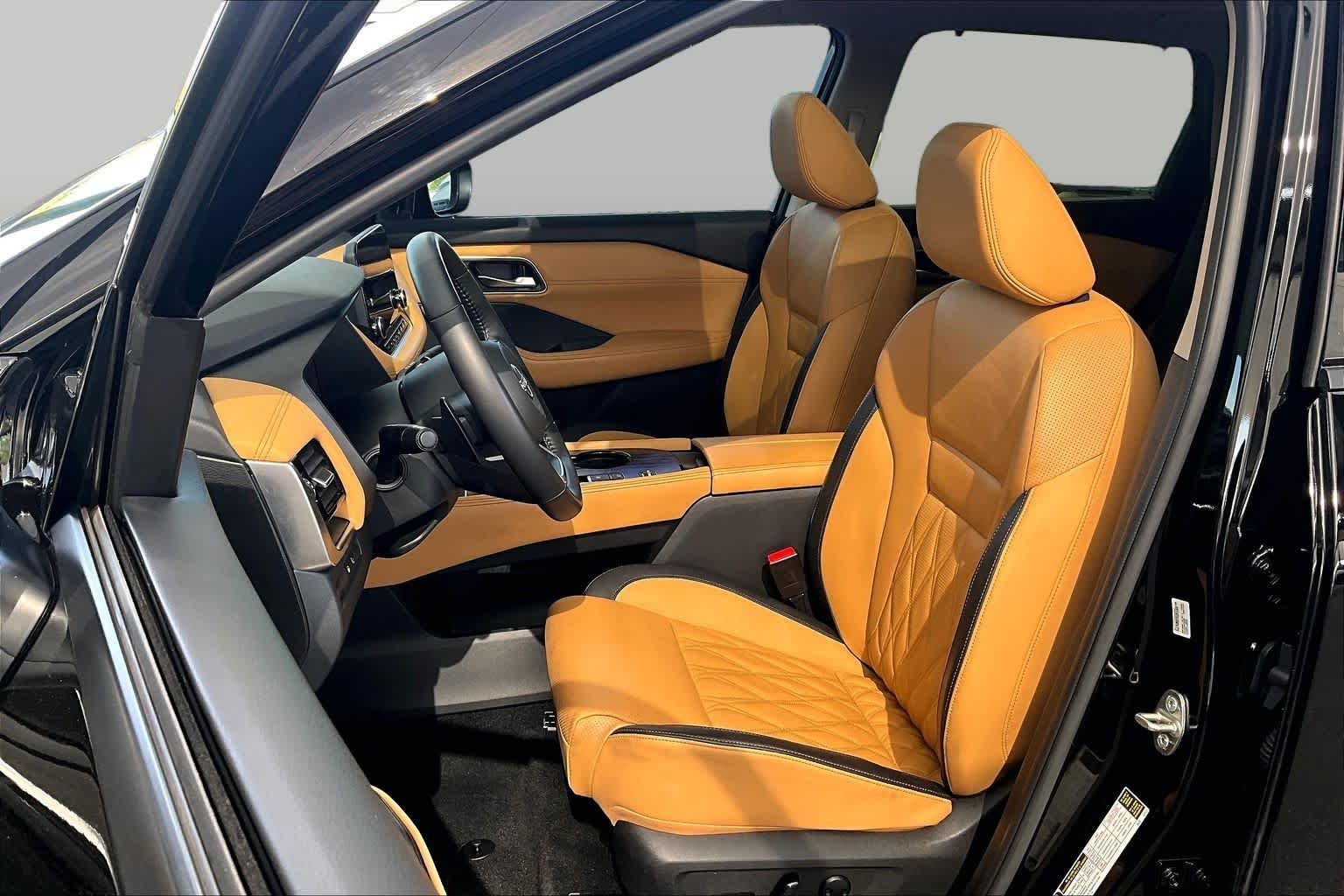 Used 2023 Super Black Nissan Platinum image 8