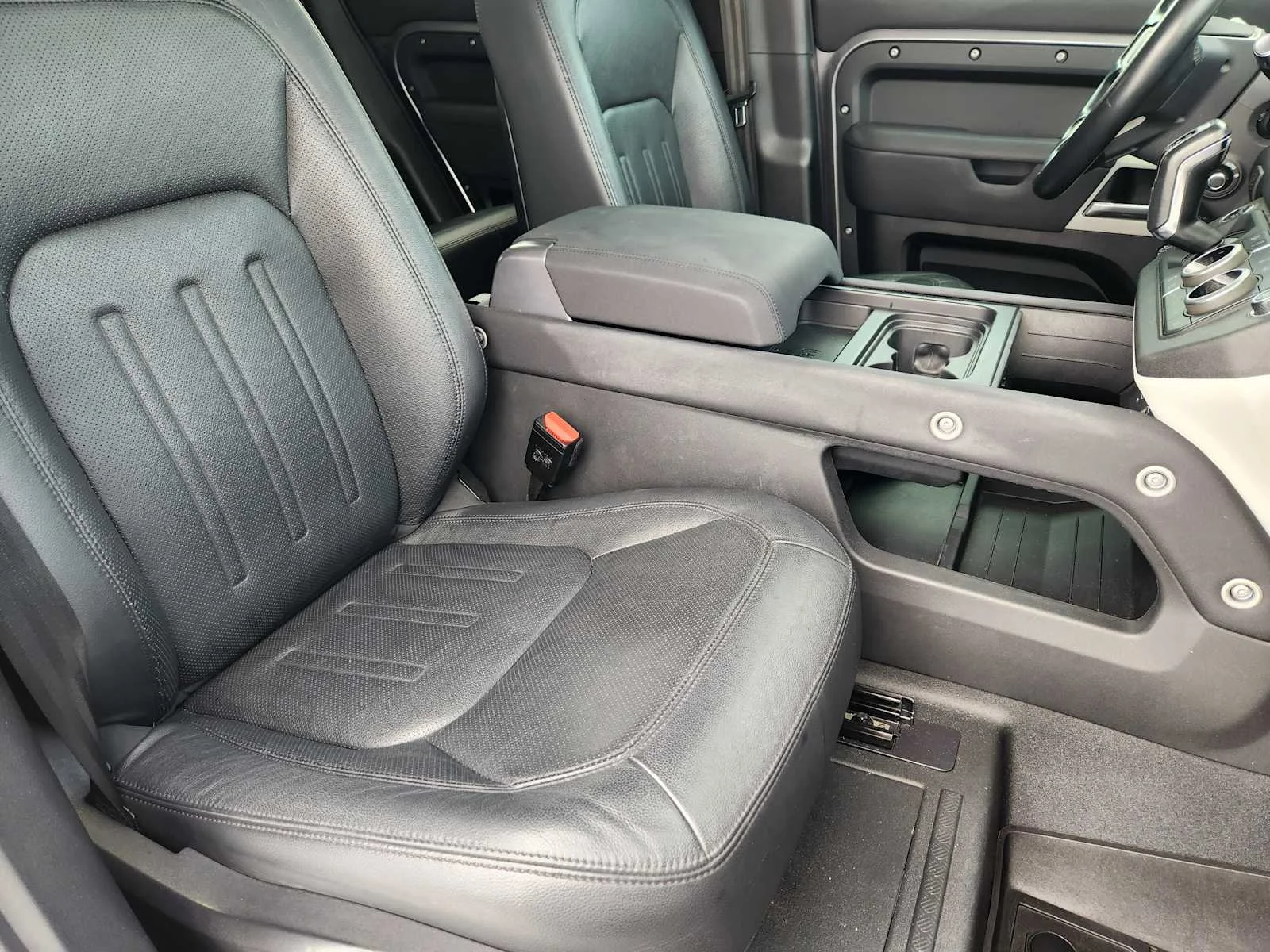 Used 2022 Eiger Grey Metallic Land Rover SE image 14
