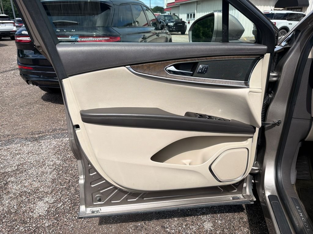 Used 2018 Brown Lincoln Reserve image 12