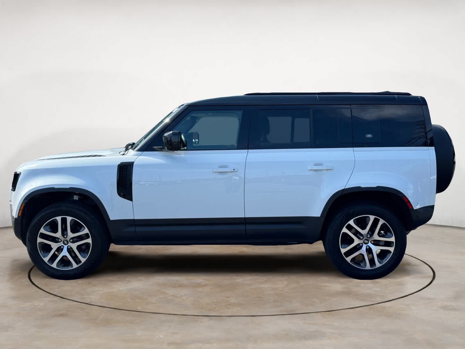 Used 2024  Land Rover S image 2