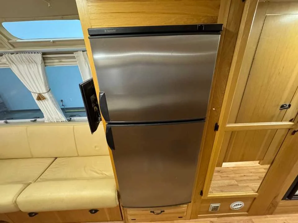 Used 2011 SILVER AIRSTREAM  image 12