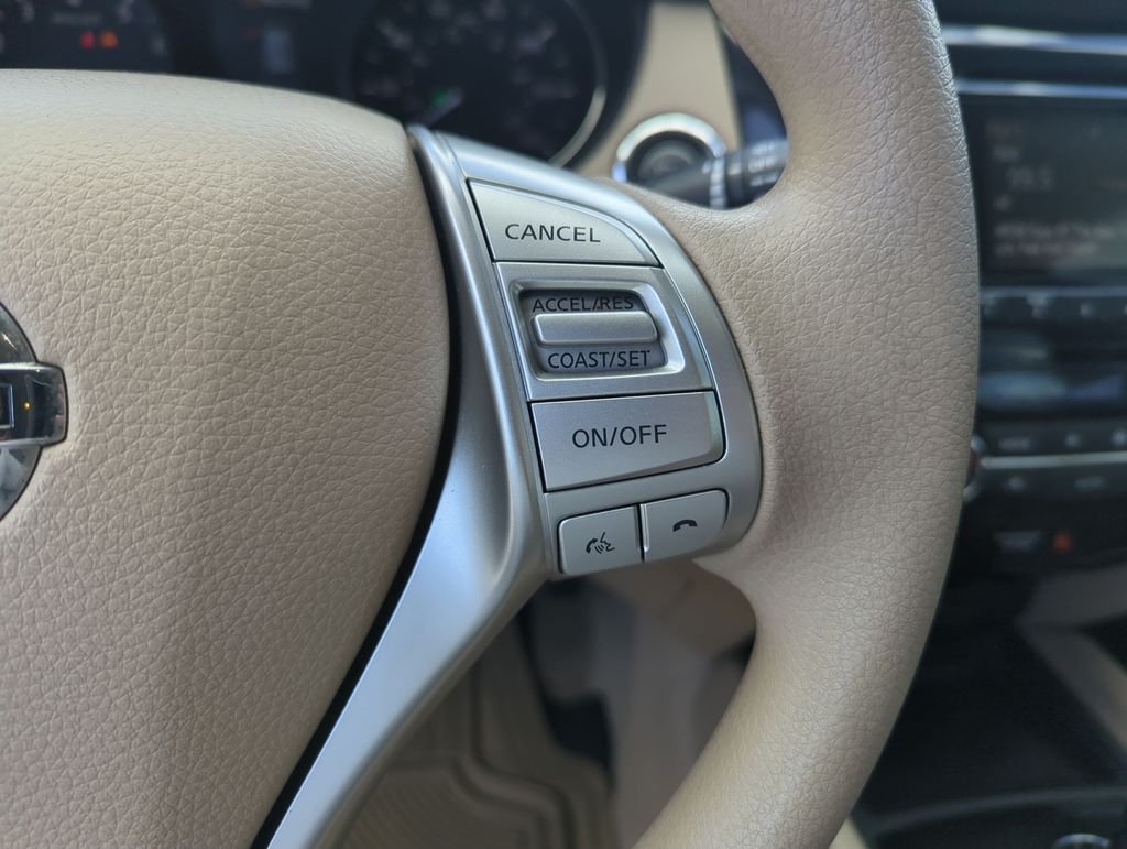Used 2015 White Nissan SV image 23
