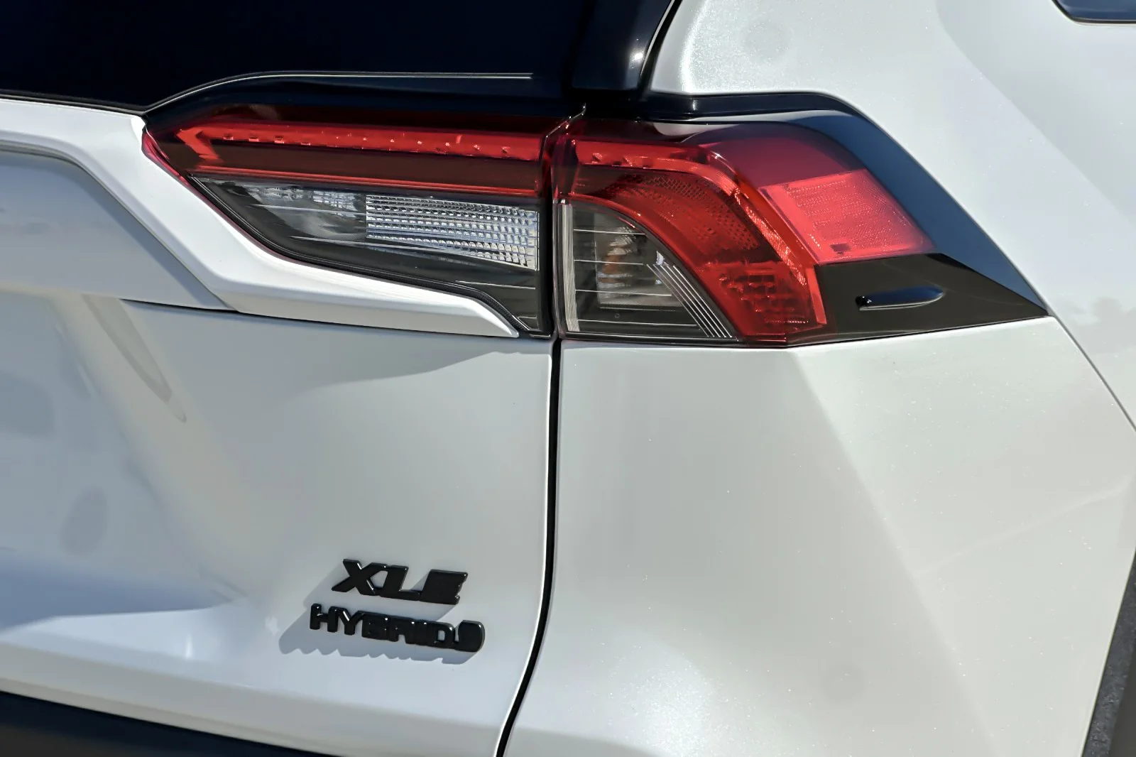 Used 2024 Wind Chill Pearl Toyota Hybrid XLE Premium image 26