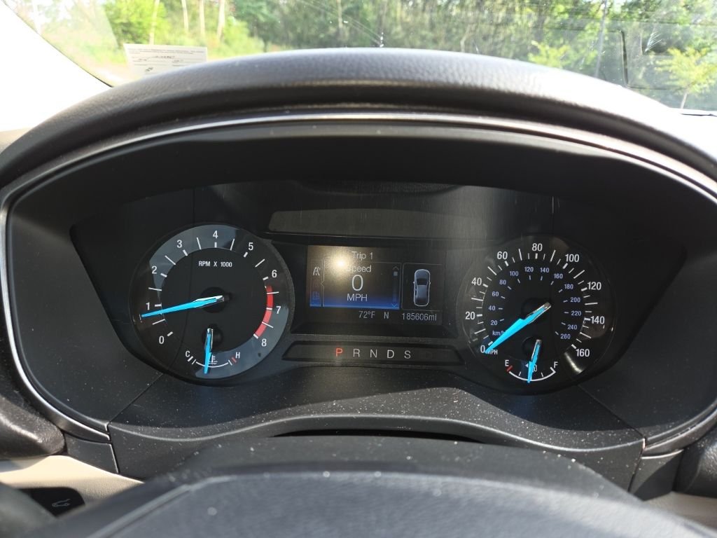 Used 2017 Gold Ford SE image 9