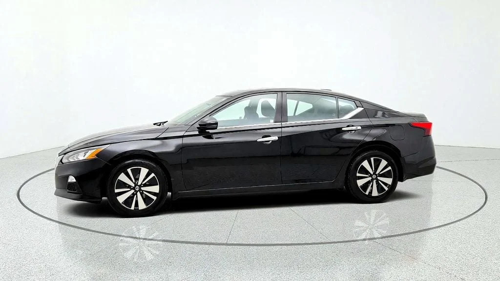 Used 2022 Super Black Nissan 2.5 SV Sedan image 8