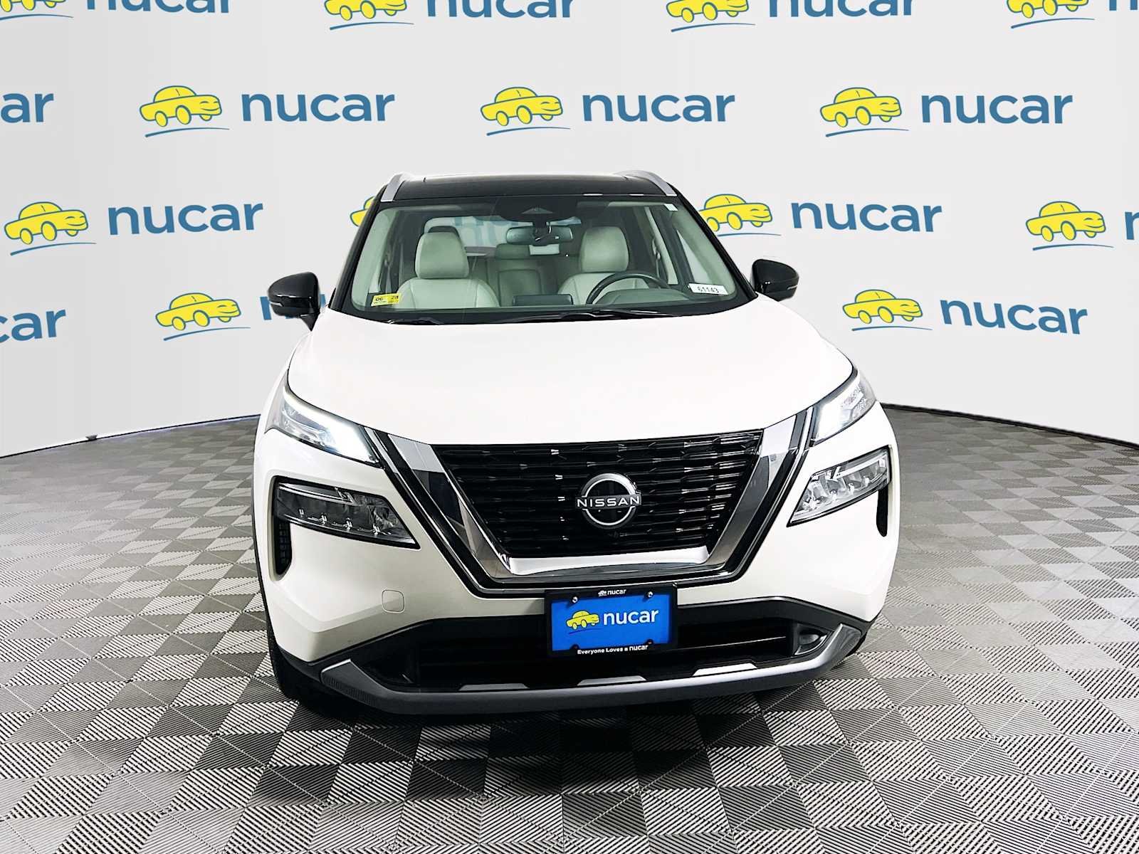 Used 2023 Pearl White Tricoat/Super Black Nissan SL image 2