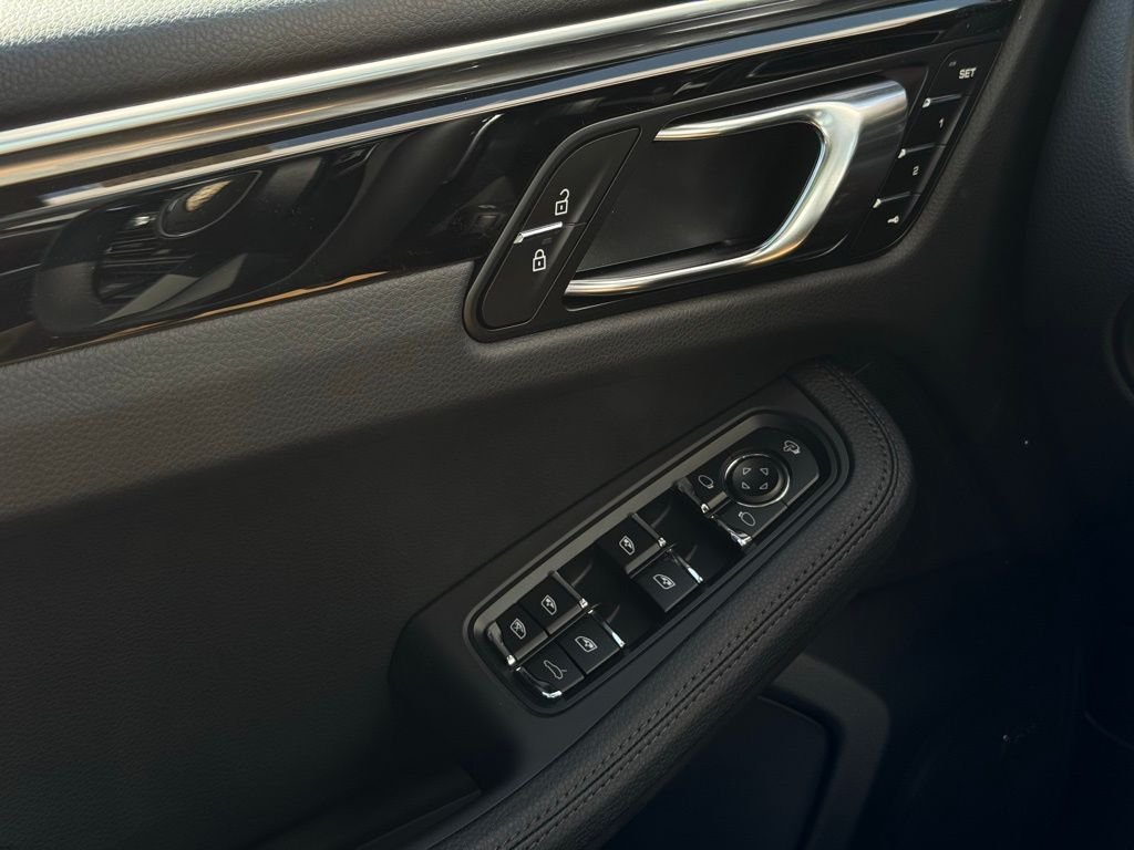 2025 Porsche Macan - Photo 37