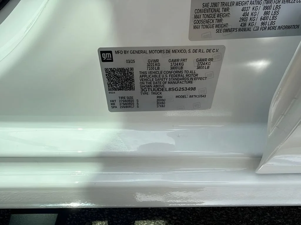 Used 2025 Summit White GMC SLT image 36