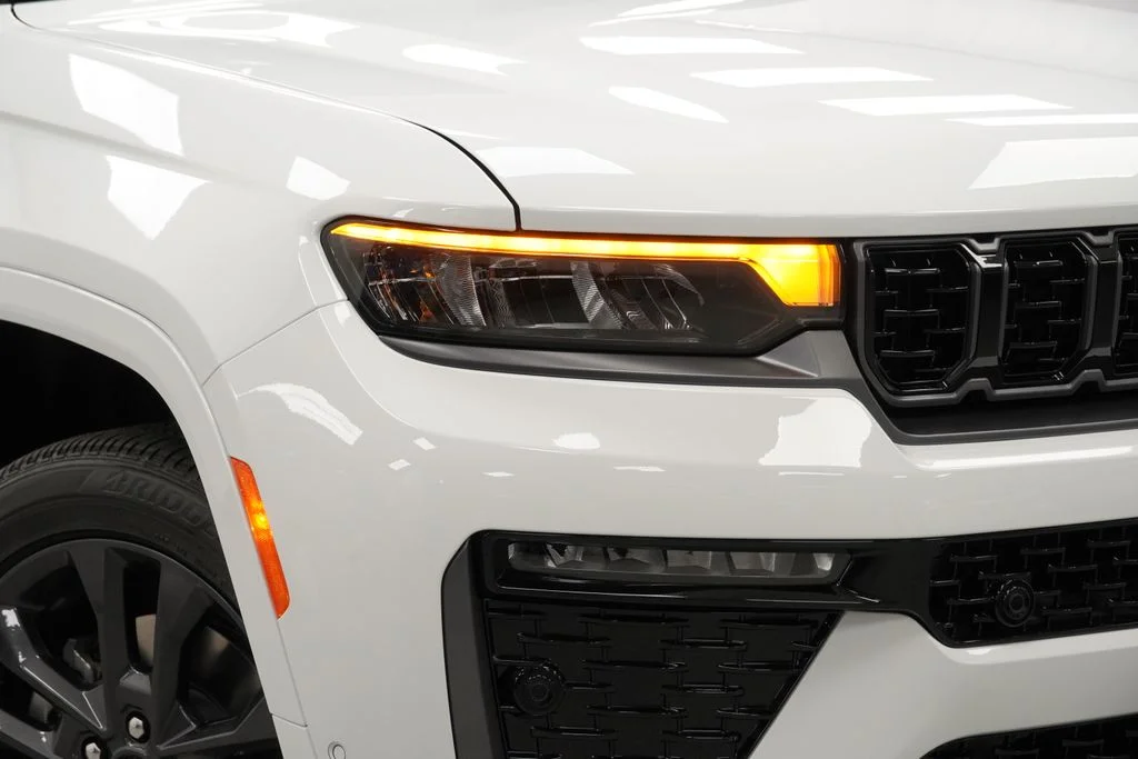 New 2026 Bright White Clear-Coat Exterior Paint Jeep Limited Reserve image 5