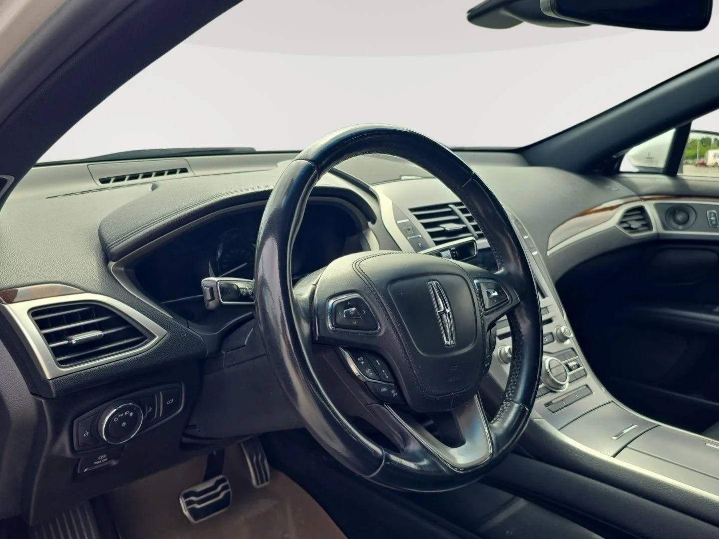 Used 2019 White Platinum Metallic Tri-Coat Lincoln Hybrid Reserve I image 2