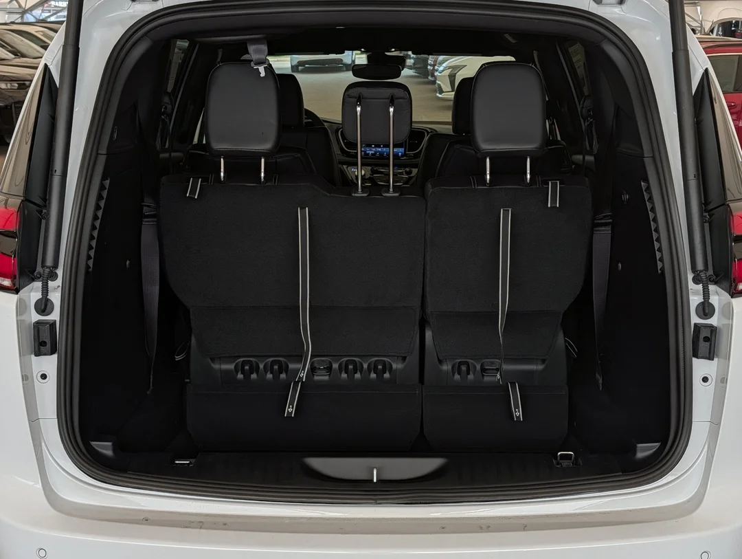 New 2027 White Chrysler Select - - AWD - 3.6L Pentastar VVT V6 - Safety Sphere Pkg w/ 360 Cam - Stow n Go Seats & More! image 28