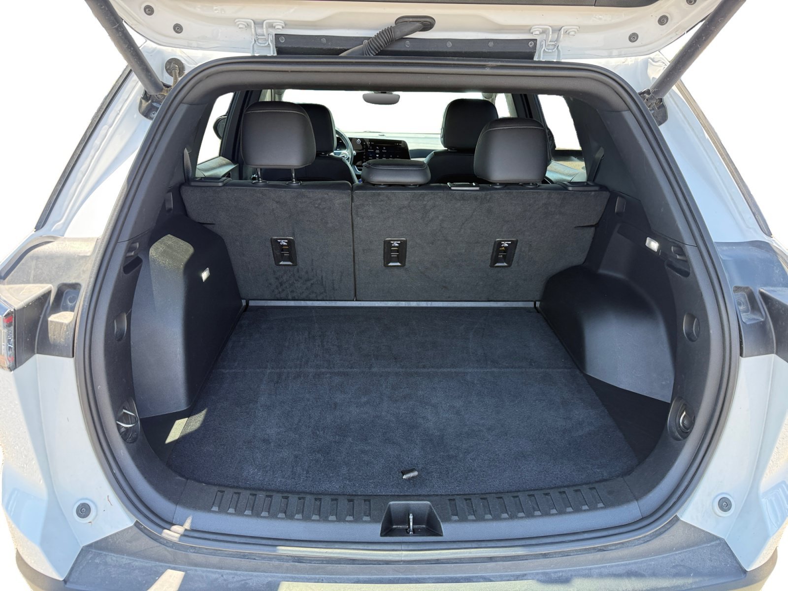 Used 2025 Summit White Chevrolet LT image 17