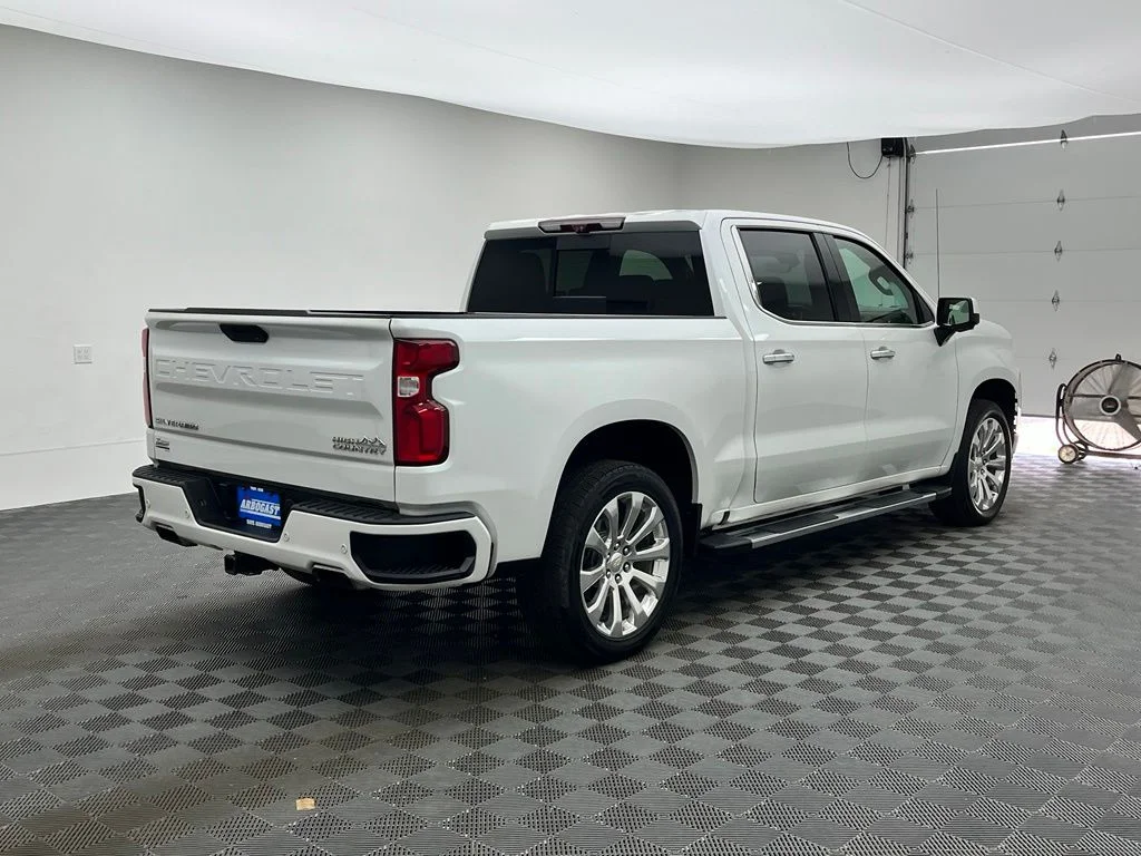 Used 2022 Beige Chevrolet High Country image 9