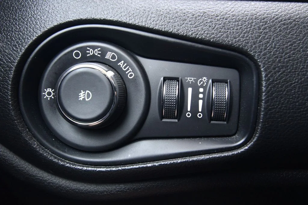 Used 2021 Black Jeep Latitude image 21