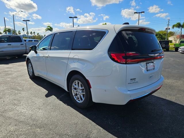 New 2025 Bright White Clear-Coat Exterior Paint Chrysler Select image 9