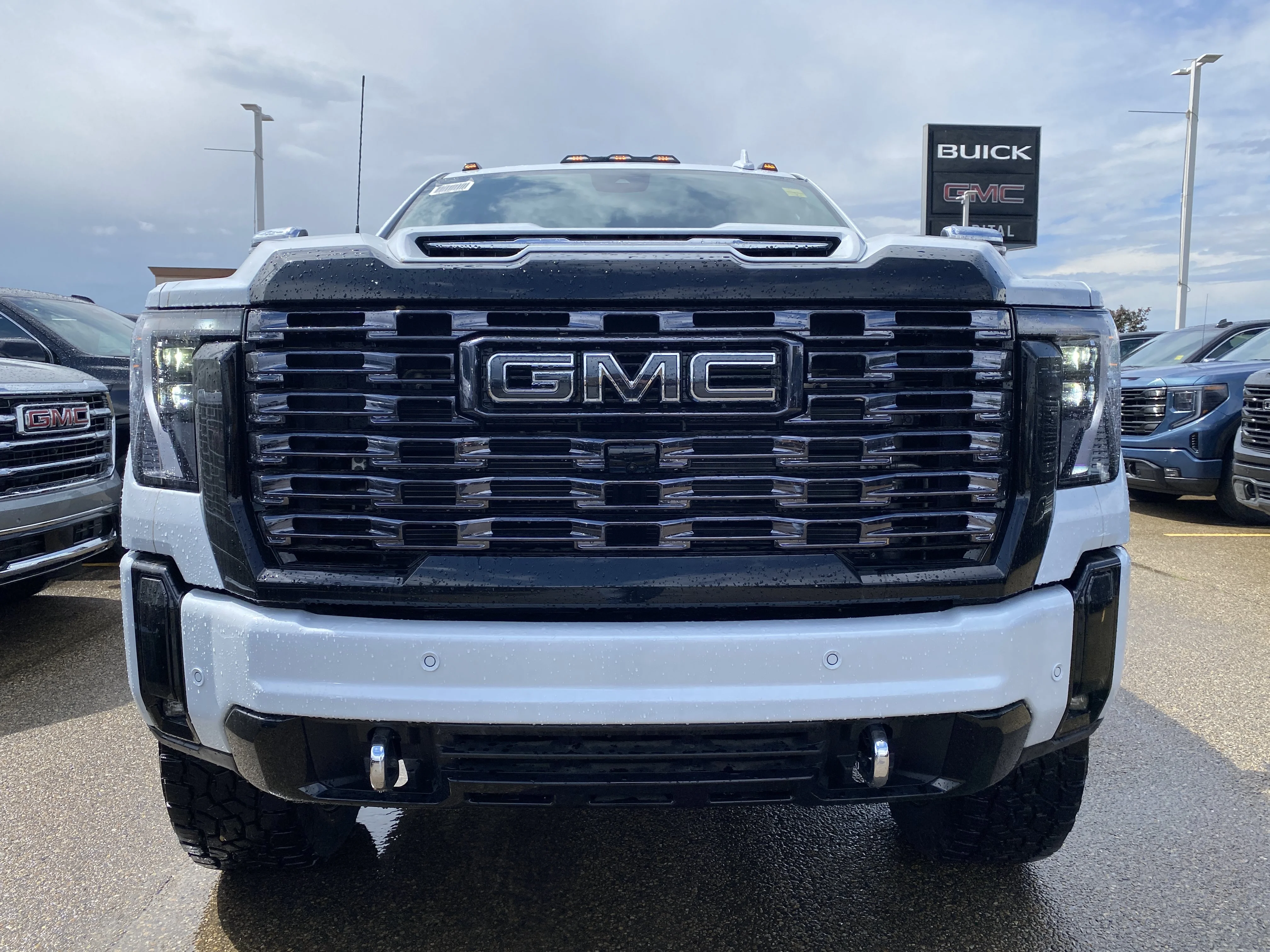 New 2026 GLACIER WHITE TRICOAT GMC Denali Ultimate image 9