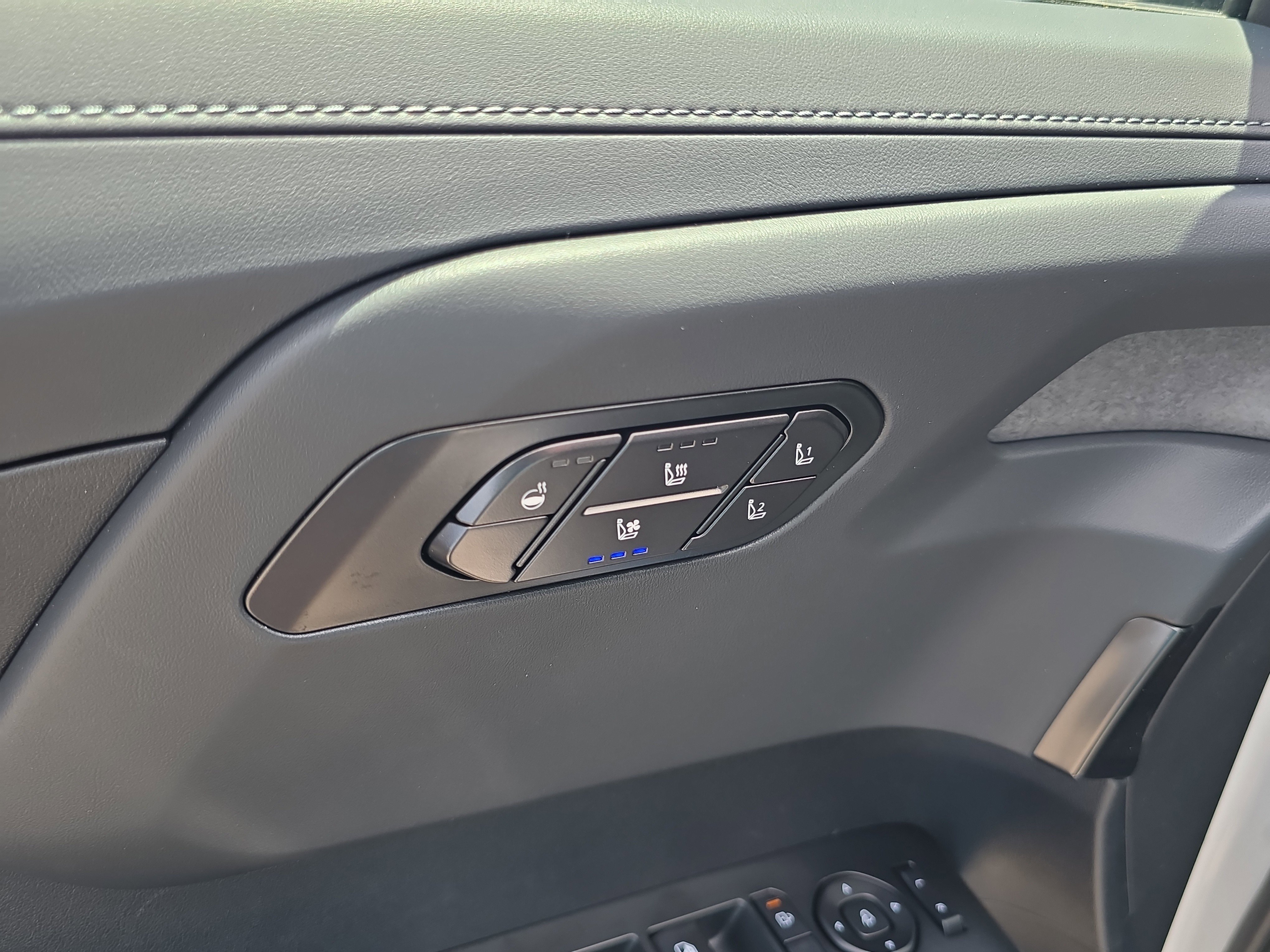 New 2027 Glacial White Pearl Kia X-LINE SX image 19