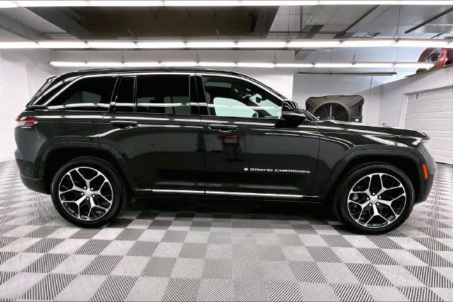 Used 2024 Rocky Mountain Pearlcoat Jeep Summit Reserve image 15