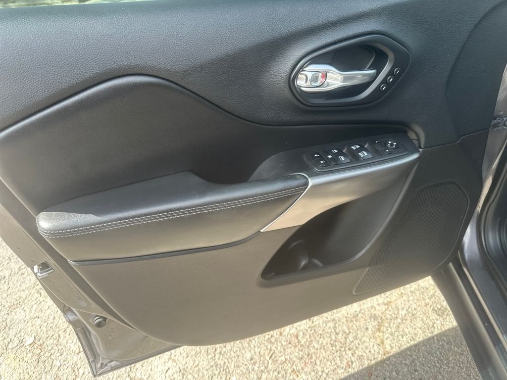 Used 2019 Gray Jeep Limited image 10