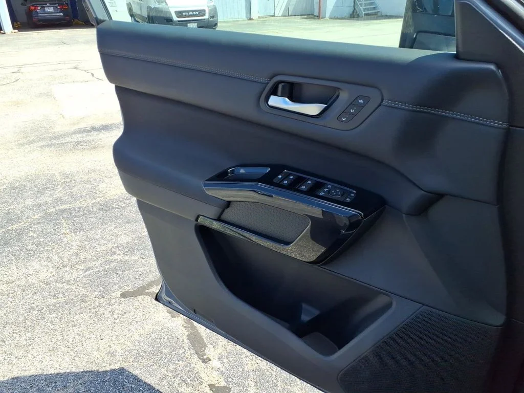New 2026 Boulder Gray Pearl / Super Black Two-tone Nissan Platinum image 25