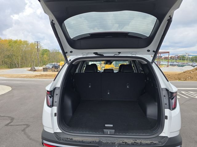 Used 2025 White Hyundai SEL Convenience image 23