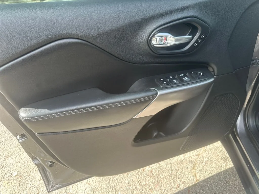 Used 2019 Gray Jeep Limited image 8