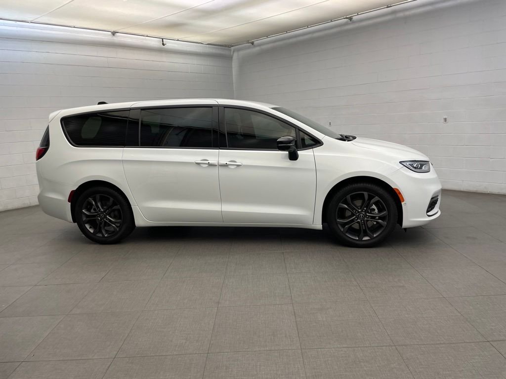 New 2026 Bright White Clear-Coat Exterior Paint Chrysler Select image 2