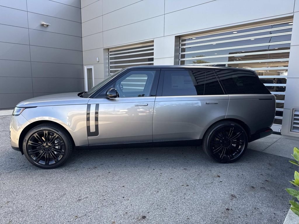 New 2026 Flux Silver Ultra Mettalic Gloss Land Rover SE image 4