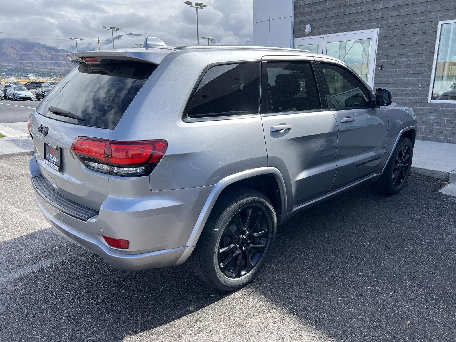 Used 2017 Billet Silver Metallic Clearcoat Jeep Altitude image 3