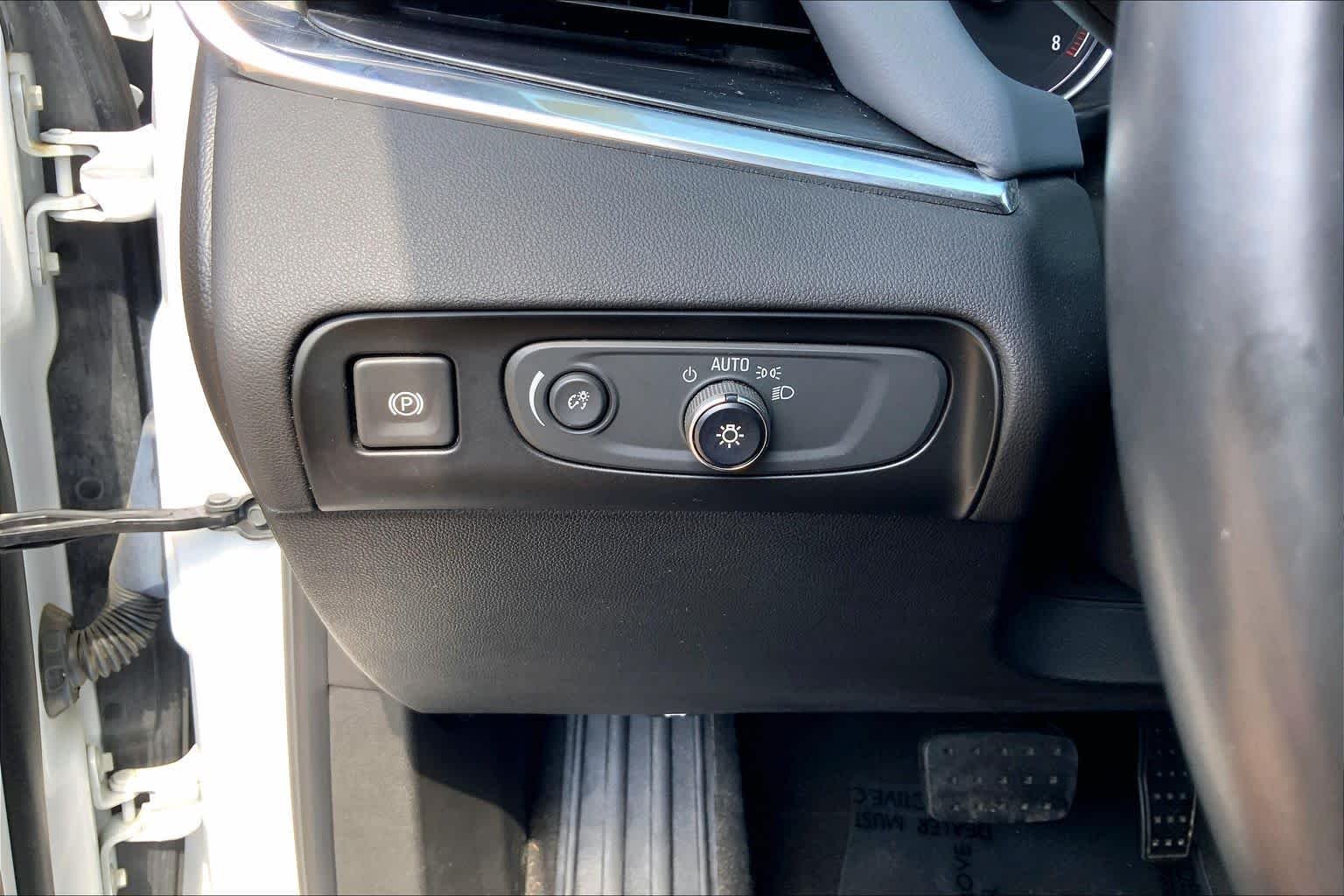 Used 2018 White Frost Tricoat Buick Premium image 33