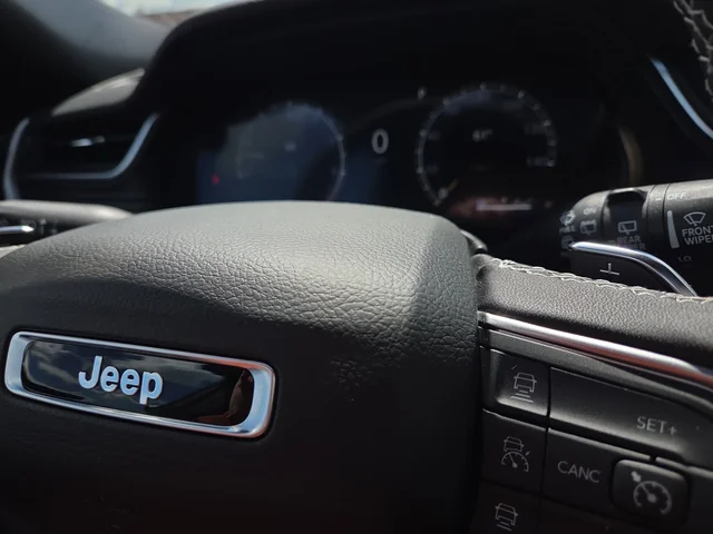 New 2025 Bright White Clear-Coat Exterior Paint Jeep Altitude X image 22