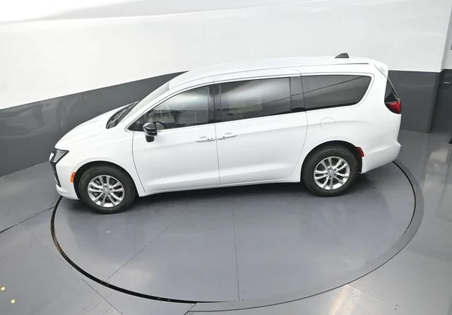 New 2027 Bright White Clear-Coat Exterior Paint Chrysler Select image 14