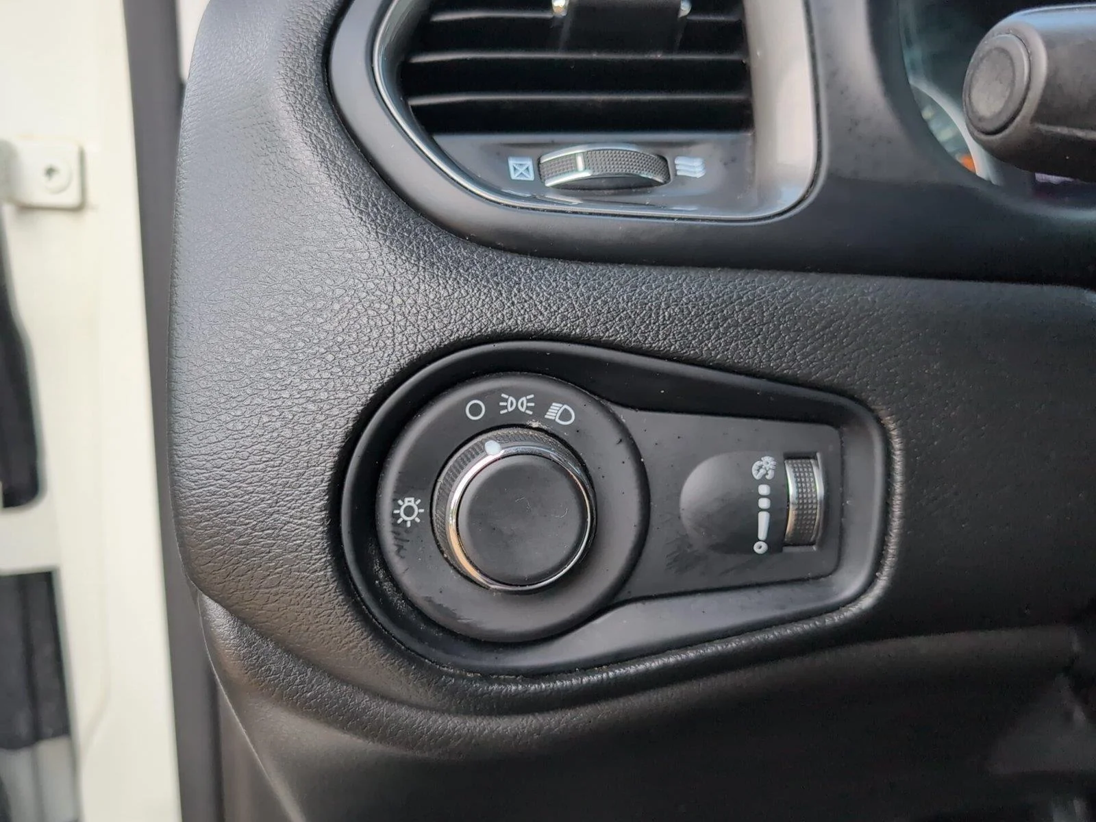 Used 2023 Alpine White Clearcoat Jeep Latitude image 30
