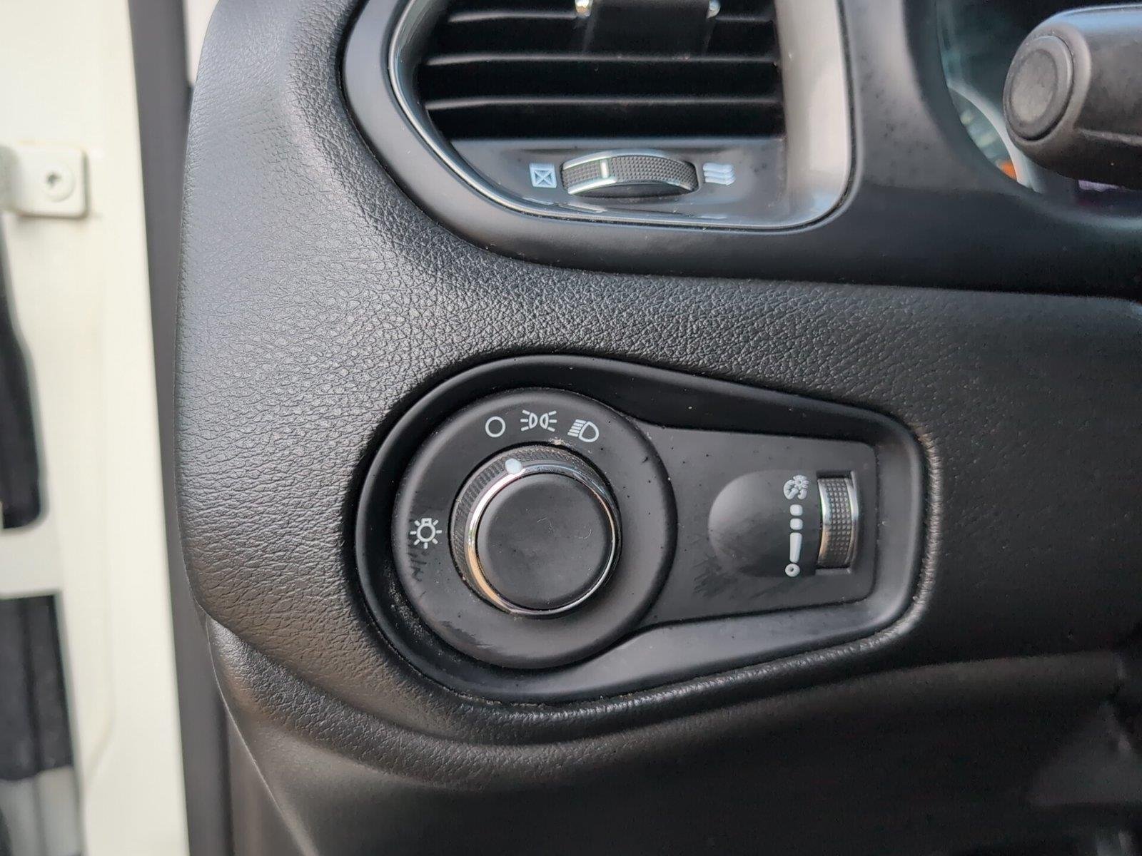 Used 2023 Alpine White Clearcoat Jeep Latitude image 30